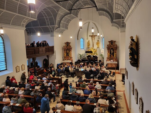 Im Chorraum der neue Rock- und Popchor - im Hintergrund die Ebrachtaler Heimatklänge